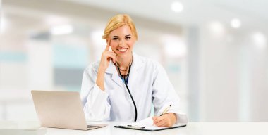 Hastanede dizüstü bilgisayar kullanan bir doktor..