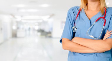 Hastane ofisinde çalışan kadın doktor..
