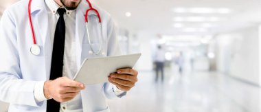 Hastanede tablet bilgisayar kullanan bir doktor..