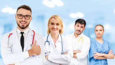 Doktor diğer doktorlar ile hastanede çalışıyor.