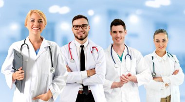 Doktor diğer doktorlar ile hastanede çalışıyor.