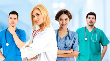 Doktor diğer doktorlar ile hastanede çalışıyor.