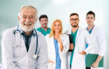 Doktor diğer doktorlar ile hastanede çalışıyor.