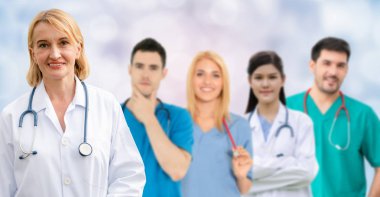 Doktor diğer doktorlar ile hastanede çalışıyor.