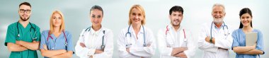 Doktor diğer doktorlar ile hastanede çalışıyor.