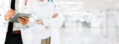 Doktor diğer doktorlar ile hastanede çalışıyor.