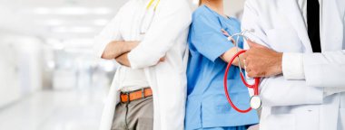Doktor diğer doktorlar ile hastanede çalışıyor.