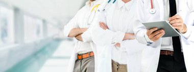 Doktor diğer doktorlar ile hastanede çalışıyor.