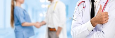 Doktor diğer doktorlar ile hastanede çalışıyor.
