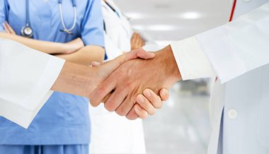 Doktor diğer doktorlar ile hastanede çalışıyor.