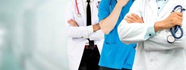 Doktor diğer doktorlar ile hastanede çalışıyor.