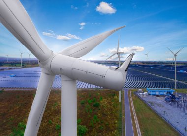 Güneş paneli ve rüzgar türbini çiftliği temiz enerji.