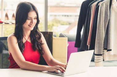 Ofiste çalışan online satıcı iş kadını.