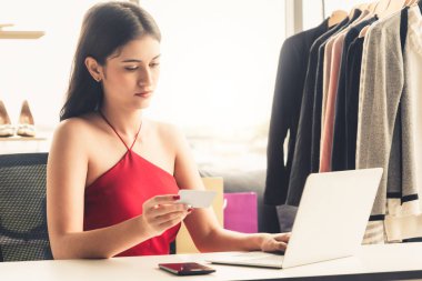 Ofiste çalışan online satıcı iş kadını.
