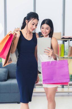 Alışveriş merkezinde perakende mağazasında alışveriş iki Asyalı kadın.