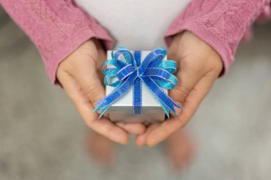 Noel hediyesi hediye kutututan kadın el.