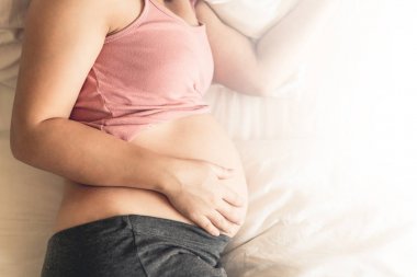 Mutlu hamile bir kadın ve evde bebek bekliyor..