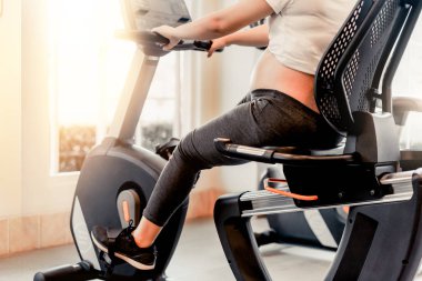 Aktif hamile kadın spor salonu..