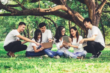 Parkta okuyan genç öğrencilerden oluşan ekip.