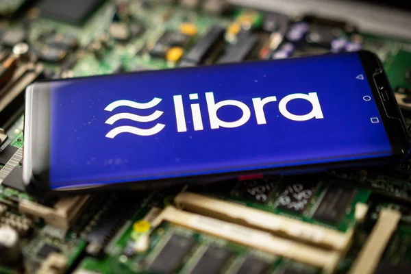 Telefonen visar Libra logo på skärmen. — Stockfoto