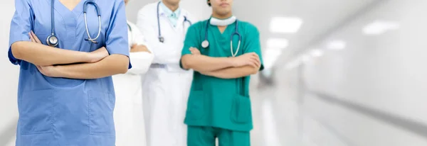 Medisch team-dokters, chirurg en verpleegkundige. — Stockfoto