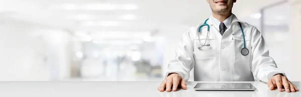 Médico com computador tablet no escritório do hospital . — Fotografia de Stock