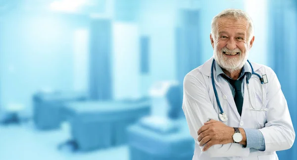 Médico senior masculino que trabaja en el hospital . — Foto de Stock