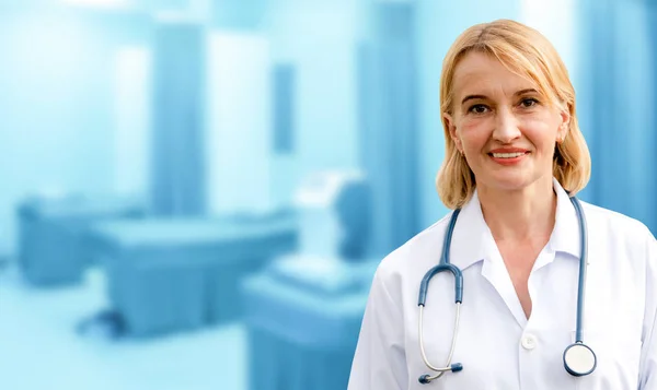 Médica sénior a trabalhar no hospital . — Fotografia de Stock