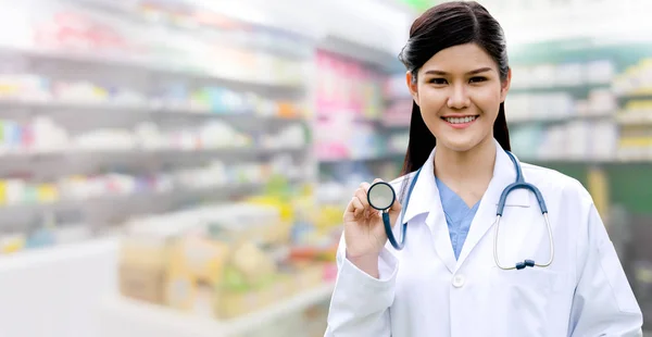 Doctor or pharmacist at hospital. Medical service. — Stock Photo, Image