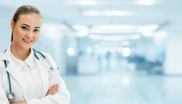 Mulher médica que trabalha no consultório do hospital. — Fotografia de Stock