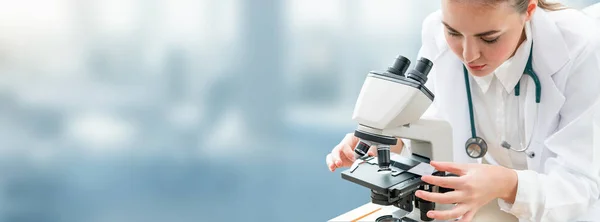 Investigador científico utiliza microscopio en laboratorio — Foto de Stock