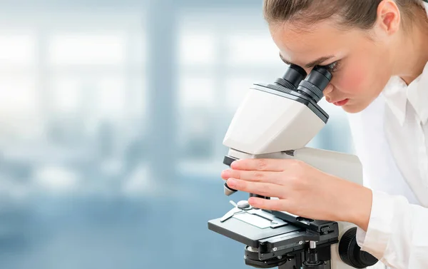 Wetenschapper onderzoeker gebruikt Microscoop in het laboratorium — Stockfoto