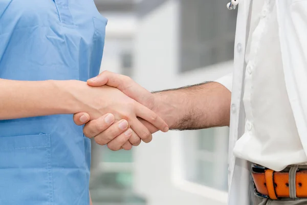 Médecin à l'hôpital poignée de main avec un autre médecin . — Photo