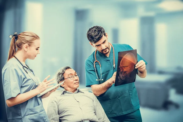 Chirurg arbeitet mit Krankenschwester und Patient im Krankenhaus — Stockfoto