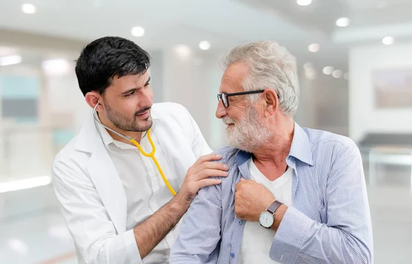 Arts controleren van de gezondheid van de patiënt in ziekenhuis kantoor. — Stockfoto