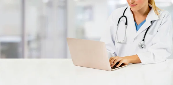 Doctor usando computadora portátil en el hospital. —  Fotos de Stock