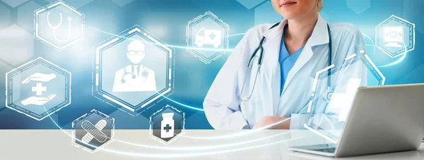 Lege med medisinsk helsepersonell-grad på sykehus – stockfoto