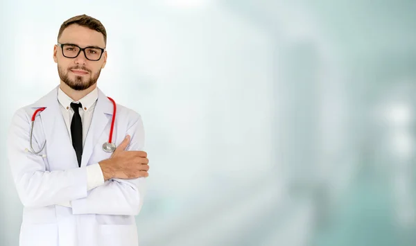 Hastanede çalışan genç erkek doktor.. — Stok fotoğraf