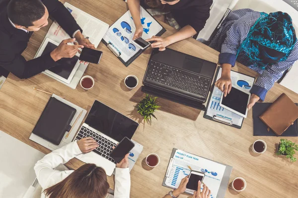 Gente de negocios en reunión de grupo en la oficina. — Foto de Stock