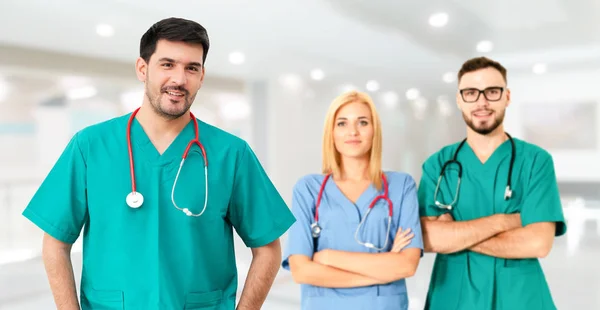 Médico que trabalha no hospital com outros médicos . — Fotografia de Stock