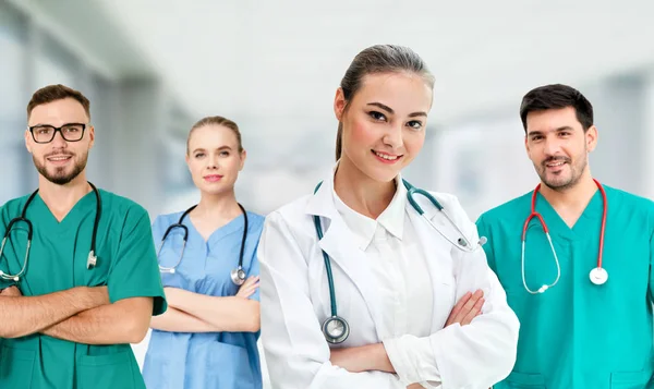 Arzt arbeitet im Krankenhaus mit anderen Ärzten zusammen. — Stockfoto