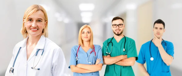 Medico che lavora in ospedale con altri medici . — Foto Stock