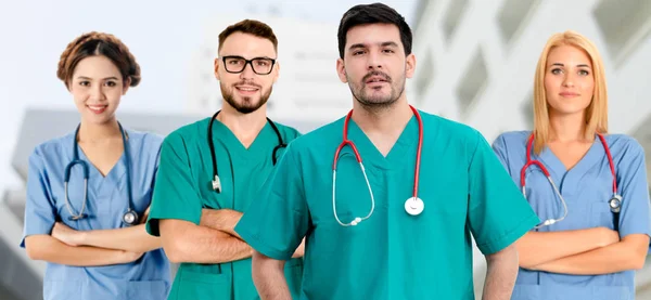 Médico que trabalha no hospital com outros médicos . — Fotografia de Stock