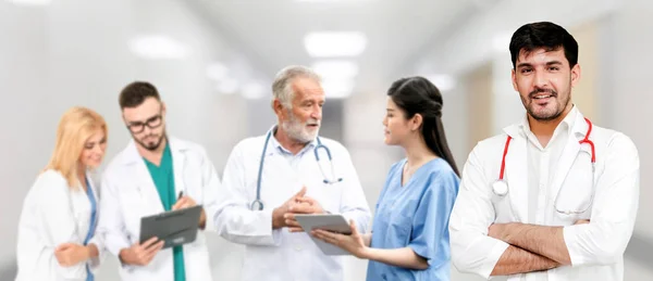 Doctor working in hospital with other doctors. — Stock Photo, Image