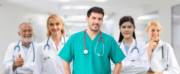 Médico que trabalha no hospital com outros médicos . — Fotografia de Stock