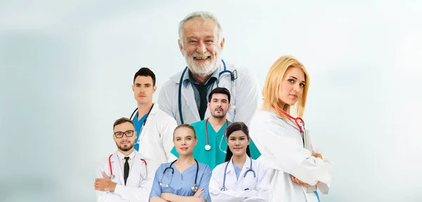 Grupa lekarzy i pracowników służby zdrowia. — Zdjęcie stockowe