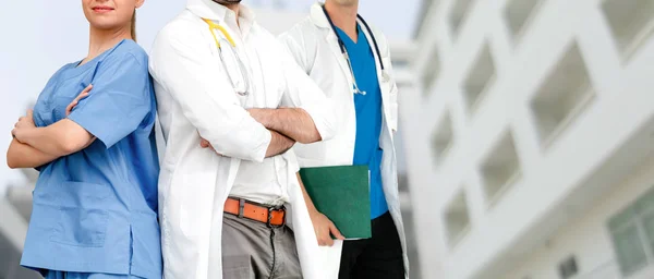 他の医師と病院で働く医師. — ストック写真