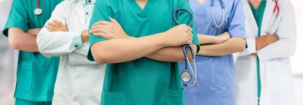 Médico que trabalha no hospital com outros médicos . — Fotografia de Stock