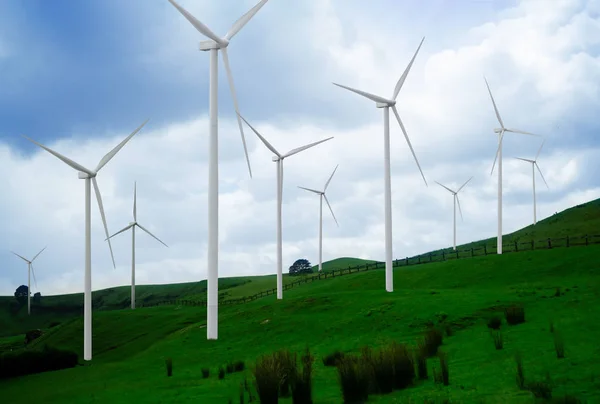 Větrná turbína v nádherné přírodě. — Stock fotografie