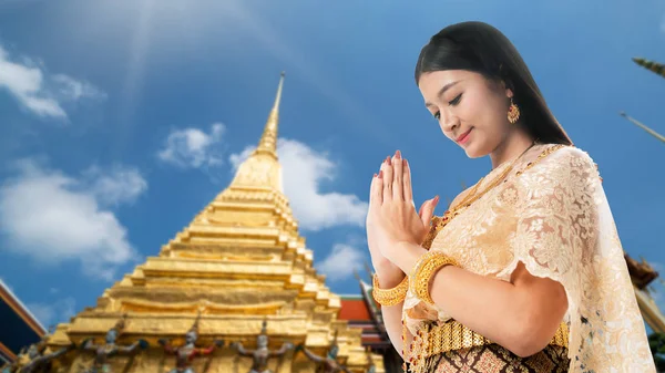 Mulher tailandesa no Templo da Esmeralda Buda Bangkok — Fotografia de Stock